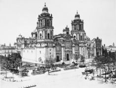 Vista de la catedral ente 1880 y 1887, cuando la Piedra del Sol treslladar al Muséu de la Cai de Moneda.
