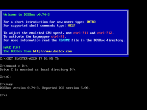 Devamında komut satırı olmak üzere mavi metin kutulu komut satırı arayüzü. Metin kutusu DOSBox talimatları ve resmi siteye bağlantı içerip kullanıcıyı karşılayan mesaj içerir.