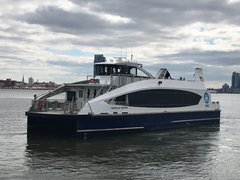 NYC Ferry «Waves of Wonder» av T-klassen