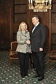 Janukovitsj og USAs utenriksminister Hillary Clinton håndhilser under Den internasjonale sikkerhetskonferansen i München 2012