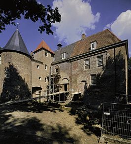 Overzicht ronde toren, traptoren en westmuur van de hoofdvleugel