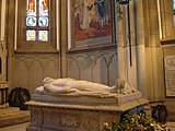 Peti Pedro II dari Brasil, karya Jean Magrou (gisant) dan Hildegardo Leão Veloso (relief), di Katedral São Pedro de Alcântara, Petrópolis, Brazil.