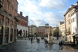 Piazza dei cavalli, trg v središču mesta