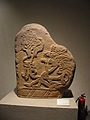 Stele 50 mit skelettartiger Figur