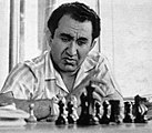 تيغران بيتروسيان، لاعب شطرنج محترف، فاز ببطولة العالم للشطرنج.