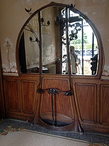 Mirror and umbrella rack in the vestibule