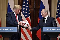 Putin regla a Trump la Telstar Mechta, balón oficial de la final de Copa Mundial de Fútbol de 2018.