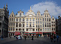 Casas en los números 20 a 28 de la Grand-Place: Le Cerf (el ciervo), Joseph; Anne; L’Ange (el ángel); La Chaloupe d’Or (la chalupa de oro); Le Pigeon (la paloma); Le Marchand d’Or (el comerciante de oro).