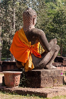 Statue sur le site d'Angkor Thom (Cambodge). (définition réelle 2 509 × 3 764)