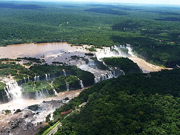 Vue de la partie argentine des chutes, prise depuis le territoire brésilien.