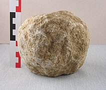 Boulet en calcaire (dépôt du musée municipal d'Alise-Sainte-Reine, à voir au MuséoParc Alésia).