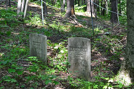 La couverture de la forêt apporte ombre et intimité à ce petit cimetière. Cimetière Fuller à Bolton-Ouest dans la région de l'Estrie au Québec.