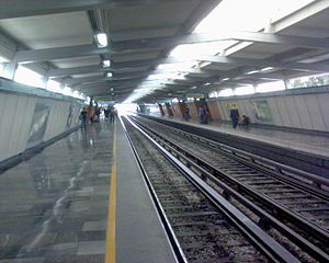 Picture of the platforms at Consulado station, featuring the platforms and the tracks in the middle.