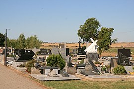 Hrušky: hřbitov s poškozenými náhrobky