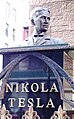 Бюст Николы Теслы перед православной церковью Святого Саввы, Манхэттен, Нью-Йорк