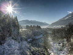 Der Noce im mittleren Talbereich mit der Presanella im Hintergrund