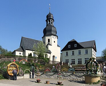 Das Bild zeigt den Osterbrunnen in Niederalbertsdorf, einem kleinen Dorf in Sachsen.