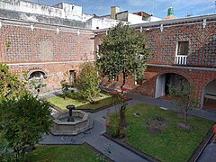 Patio principal del Convento de Santa Mónica.jpg