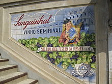 Anuncio de una marca de vinos de Lisboa, en la escalinata del Mercado do Bolhão, en Oporto.