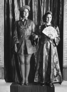 戦時下生活の中「アラジン」に扮する姉妹（1943年撮影）