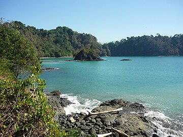 Parque Nacional Manuel Antonio Seleccionado en 2011 por la revista Forbes como uno de los 12 parques más bellos del mundo, está ubicado a 7 km de la ciudad de Quepos, es uno de los destinos turísticos más visitados de Costa Rica, debido a su fácil acceso. Sobresale por las playas de arena blanca rodeadas de selva tropical, la presencia de manglares y la gran diversidad biológica en un área relativamente pequeña (apenas 56 ha). Alrededor de Manuel Antonio crece una bollante y compleja actividad turística.