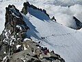 Foto scattata dalla vetta: gli alpinisti verso la cima dalla via normale.