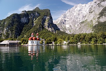 St. Bartholomä vom Schiff, aus Richtung Königssee aufgenommen