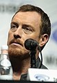 Toby Stephens interpreta John Robinson