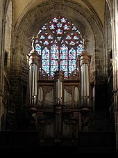 Photographie d'un orgue au revers de la façade de l'église