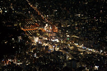 Öinen ilmakuva Uenon rautatieaseman suuntaan