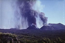 サリチェフ火山のスコリア丘の噴火