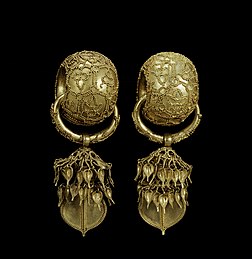 Boucles d'oreille découvertes en 1915 à Gyeongju (Corée du Sud). (définition réelle 2 375 × 2 440)