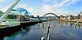 Amharc ó Millennium Bridge thar Abhainn na Tyne