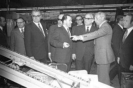 Besuch vom russ. Minister für Elektrotechnik A.K. Antonov bei AEG-Telefunken im Gewerbegebiet Wittland (Kiel 56.574).jpg