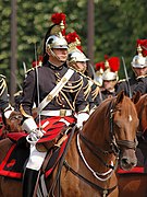 Sargento 1.º de los Gendarmhmes montados del Regimiento de Caballería de Dragones de la Guardia Republicana, que es la policía montada de París, durante la parada militar del año 2007 en los Champs-Élysées.