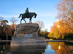 Monumento al general Arsenio Martínez Campos, por Mariano Benlliure. Su ubicación en el parque del Retiro de Madrid dio origen a cierta interpretación maliciosa, puesto que da la espalda al cercano Monumento a Alfonso XII.