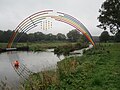 Alfred Bullermann: Stahlskulptur Goldregen südlich der "Goldenen Brücke" über die Hunte zwischen Goldenstedt und Twistringen; die Skulptur symbolisiert einen Regenbogen mit einem Goldschatz