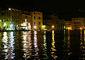 Canal Grande noću, s lijeva se vidi stanica vaporetta Sant'Angelo.