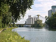 Silos di cereali su una delle due sezioni del Loing comuni con il canale del Loing presso Nemours