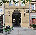 De Passage de l'hôtel de ville, mat der Plack zur Erënnerung un de Jean-Antoine Zinnen.