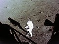 Armstrong na povrchu Mesiaca na začiatku výstupu