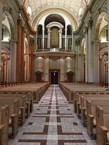 La nef et l'orgue de tribune.