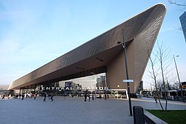 bâtiment d'une gare surmonté d'une dalle de béton