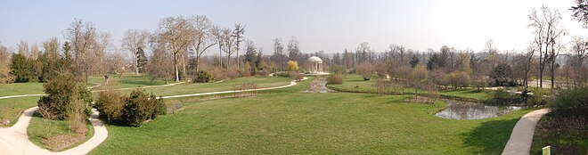 Vue panoramique sur le jardin avec le Temple de l'Amour au centre.