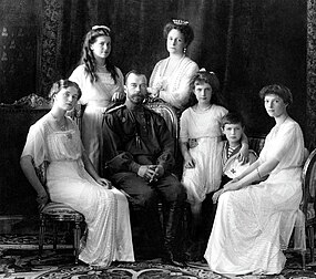La famille impériale russe en 1913 (de gauche à droite) : Olga, Maria, Nicolas II, Alexandra Feodorovna, Anastasia, Alexis, et Tatiana (musée de l'Ermitage, Saint-Pétersbourg). (définition réelle 3 711 × 3 281)