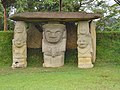 Estatuas en un monumento sepulcral (Colombia). La Cultura San Agustín.[19]​