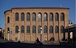 Konstantinbasilikan i Trier från utsidan. Här syns att fönstren i absiden är mindre i förhållande till långsidans fönster. Jämför med en:Forced perspective#In architecture på engelska Wikipedia. Den används idag som protestantisk kyrka i staden.