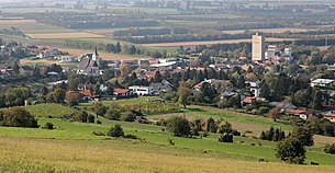 Ortskern von Tulbing mit der Pfarrkirche (links) und dem markanten Getreidespeicher der Herzig-Mühle