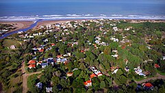 Bosque y playa, vista aérea de Dunamar