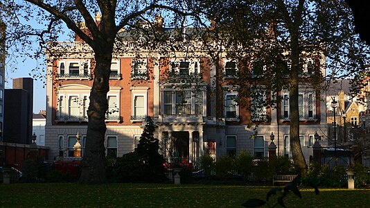 מבנה אוסף וולאס - מבט מכיוון גני כיכר מנצ'סטר.